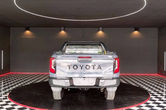 TRAVO OVERLAND PLUS 4WD 2026 2.8 AT DOUBLE CAB WHITE  23439 full