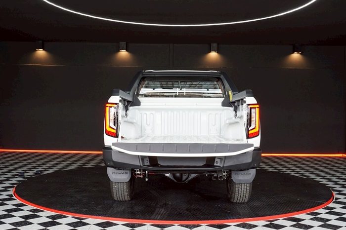 TRAVO OVERLAND PLUS 4WD 2026 2.8 AT DOUBLE CAB WHITE  23462 full