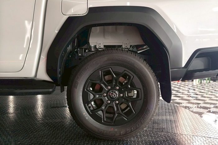 TRAVO OVERLAND PLUS 4WD 2026 2.8 AT DOUBLE CAB WHITE  23462 full