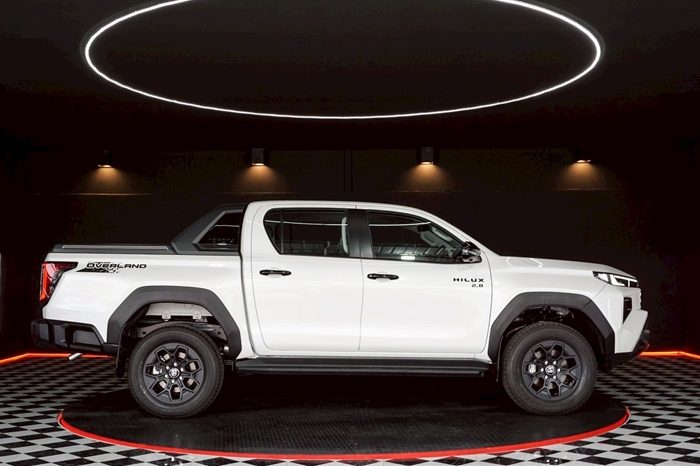 TRAVO OVERLAND PLUS 4WD 2026 2.8 AT DOUBLE CAB WHITE  23462 full