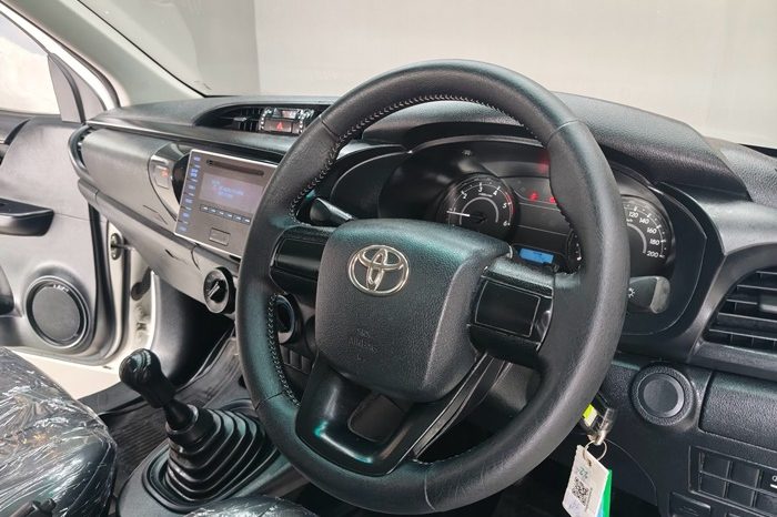 REVO 2WD 2018 2.4J MT STANDARD WHITE  2837 full
