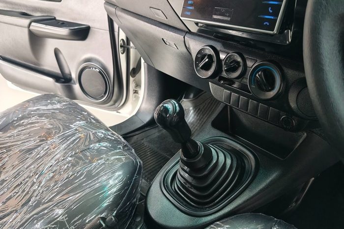 REVO 2WD 2018 2.4J MT STANDARD WHITE  2837 full