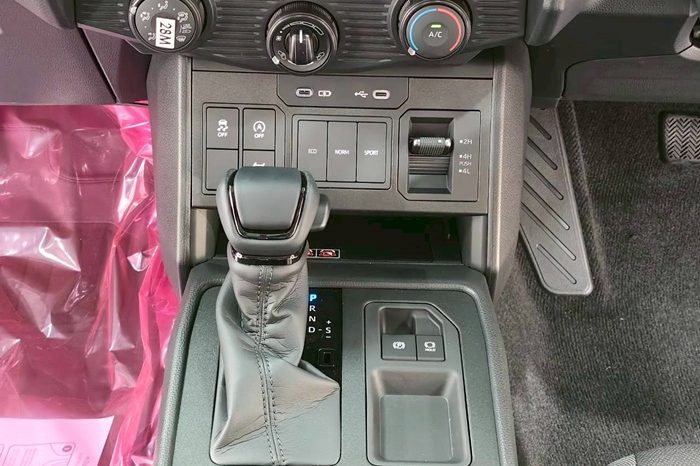 TRAVO 4TREX PREMIUM 4WD 2026 2.8 AT SMART CAB GREY 32189 full