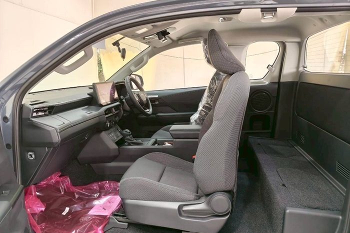 TRAVO 4TREX PREMIUM 4WD 2026 2.8 AT SMART CAB GREY 32189 full