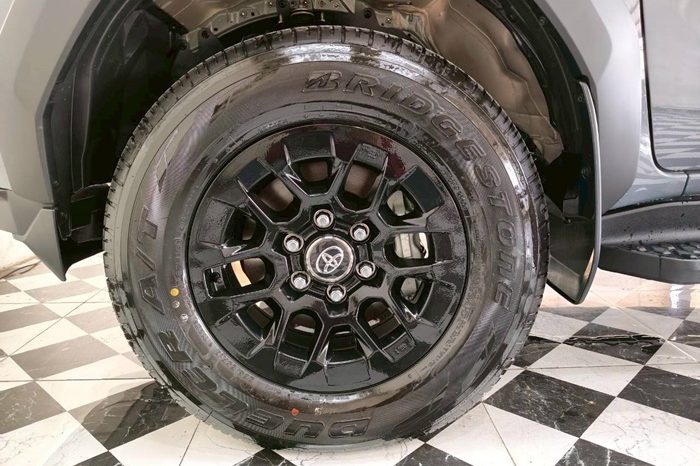 TRAVO 4TREX PREMIUM 4WD 2026 2.8 AT SMART CAB GREY 32189 full