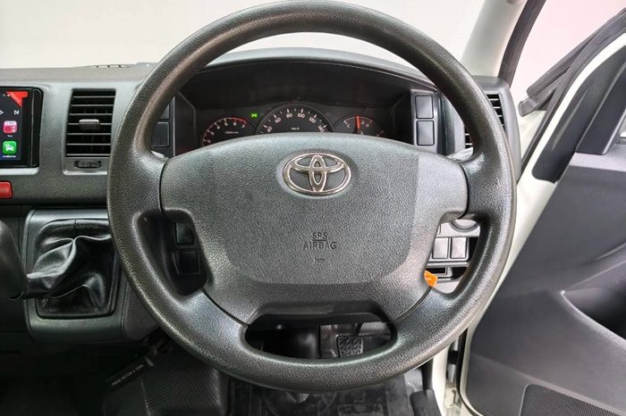 TOYOTA 2WD 2019 2.7 MT COMMUTER WHITE  3726 full