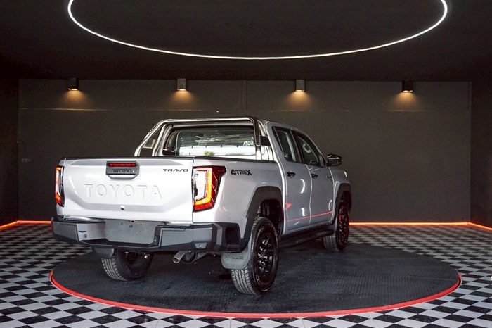TRAVO PREMIUM 4TREX 2026 2.8 4WD MT DOUBLE CAB SILVER  42205 full