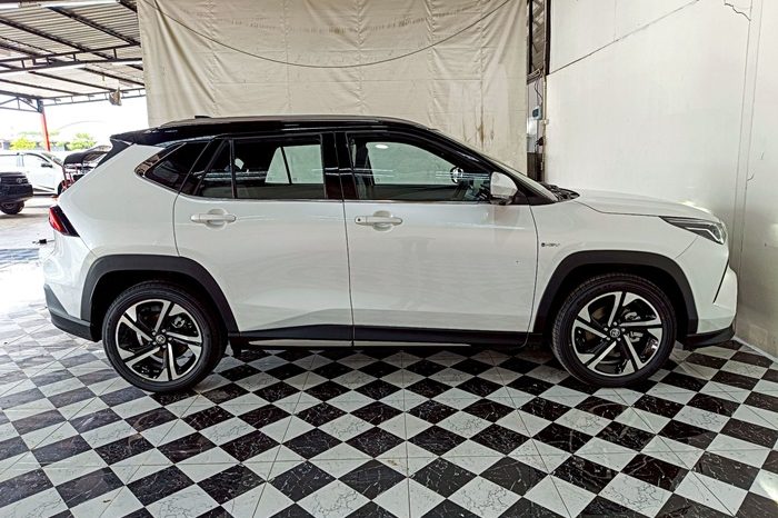 TOYOTA 2026 SUV PREMIUM YARIS CROSS 2WD 1.5 AT WHITE  69984 full