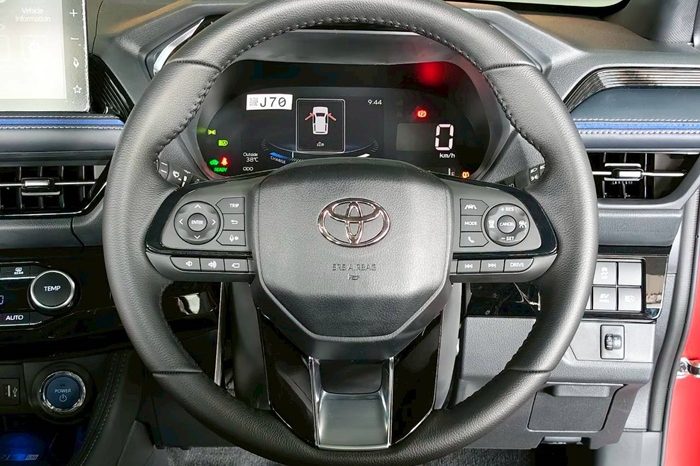 TOYOTA 2026 SUV PREMIUM YARIS CROSS 2WD 1.5 AT RED  73777 full