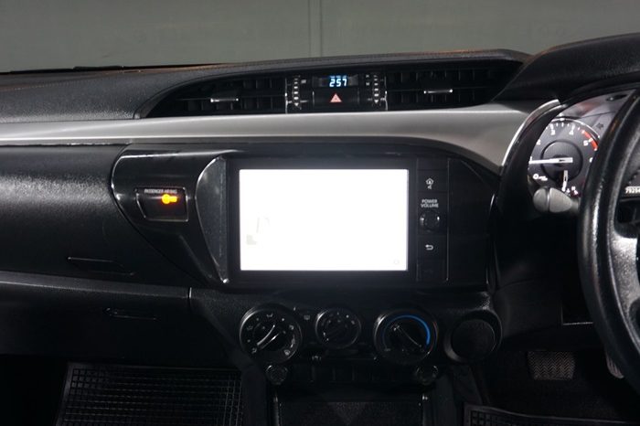 REVO 2WD 2020 2.4 MID AT DOUBLE CAB SILVER  7893 full