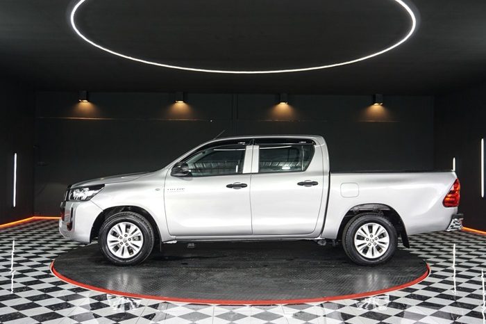 REVO 2WD 2020 2.4 MID AT DOUBLE CAB SILVER  7893 full