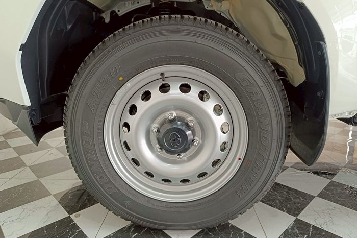 TRAVO 4TREX 4WD 2026 2.8 MT STANDARD WHITE  93079 full
