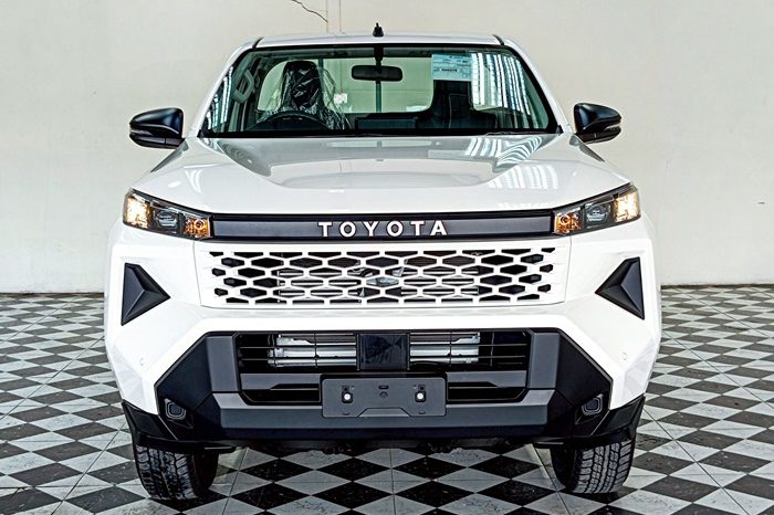 TRAVO 4TREX 4WD 2026 2.8 MT STANDARD WHITE  93079 full