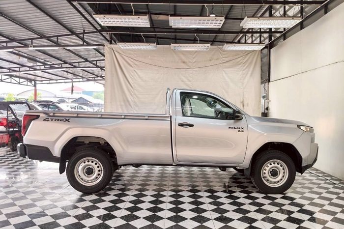 TRAVO 4TREX 4WD 2026 2.8 AT STANDARD SILVER 94341 full