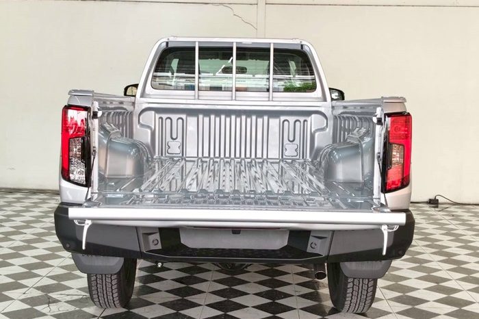 TRAVO 4TREX 4WD 2026 2.8 AT STANDARD SILVER 94341 full