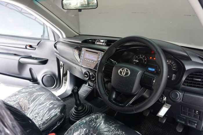 REVO 2WD 2019 2.4J MT STANDARD WHITE  9601 full