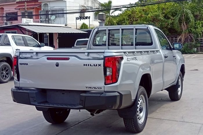 TRAVO 4TREX 4WD 2026 2.8 AT STANDARD SILVER 93232 full