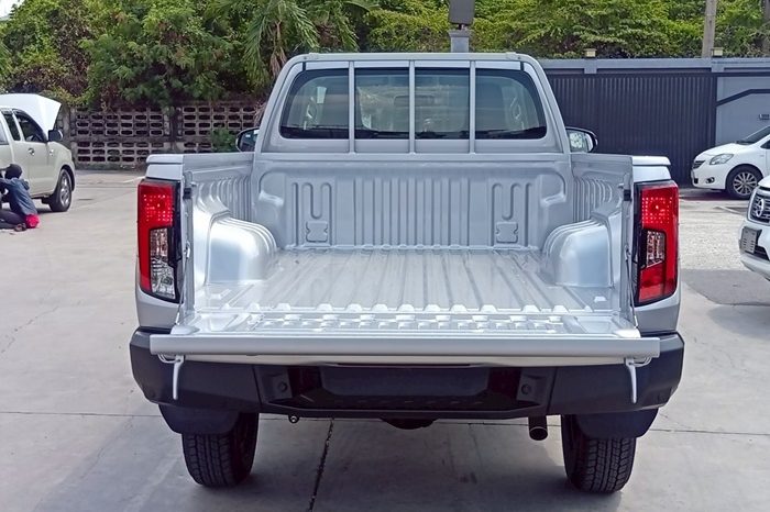 TRAVO 4TREX 4WD 2026 2.8 AT STANDARD SILVER 93232 full