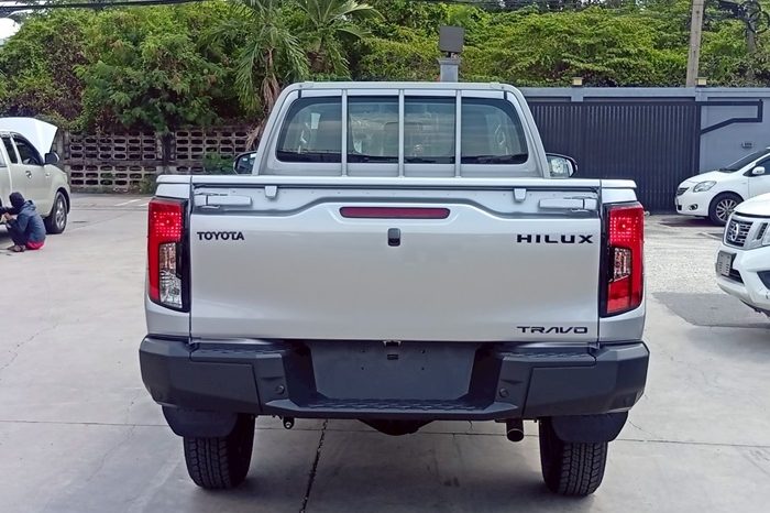 TRAVO 4TREX 4WD 2026 2.8 AT STANDARD SILVER 93232 full