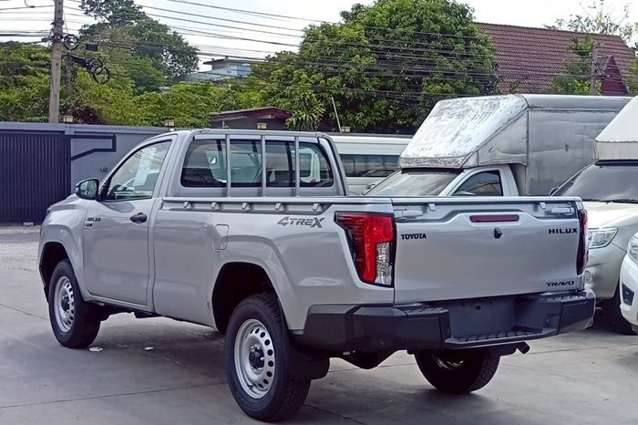 TRAVO 4TREX 4WD 2026 2.8 AT STANDARD SILVER 93232 full