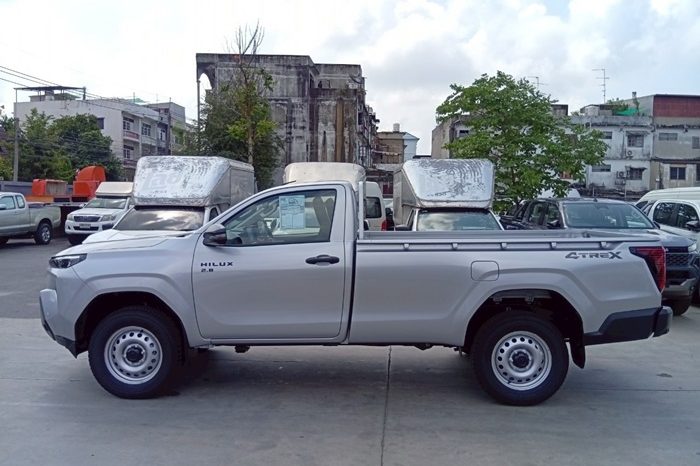 TRAVO 4TREX 4WD 2026 2.8 AT STANDARD SILVER 93232 full
