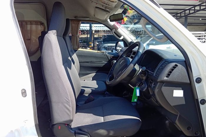 TOYOTA 2WD 2021 2.7 MT COMMUTER WHITE  5823 full