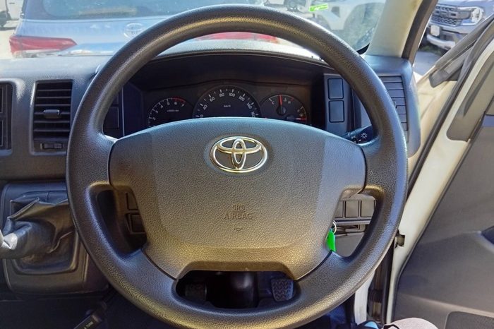 TOYOTA 2WD 2021 2.7 MT COMMUTER WHITE  5823 full