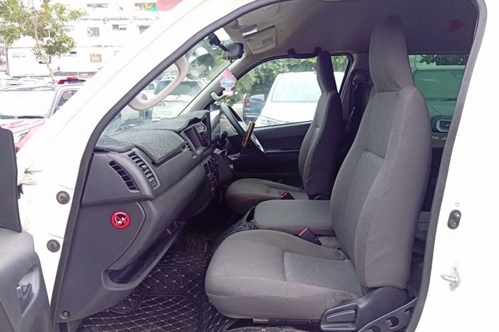 TOYOTA 2WD 2019 2.7 MT COMMUTER WHITE  1159 full