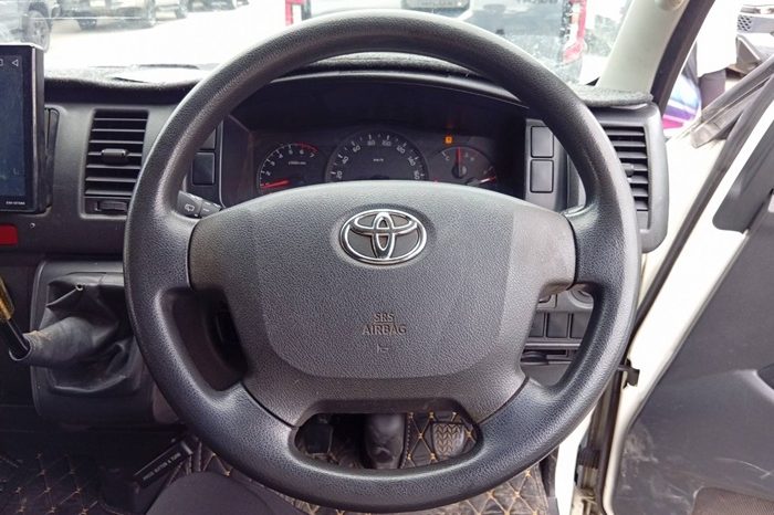 TOYOTA 2WD 2019 2.7 MT COMMUTER WHITE  1159 full