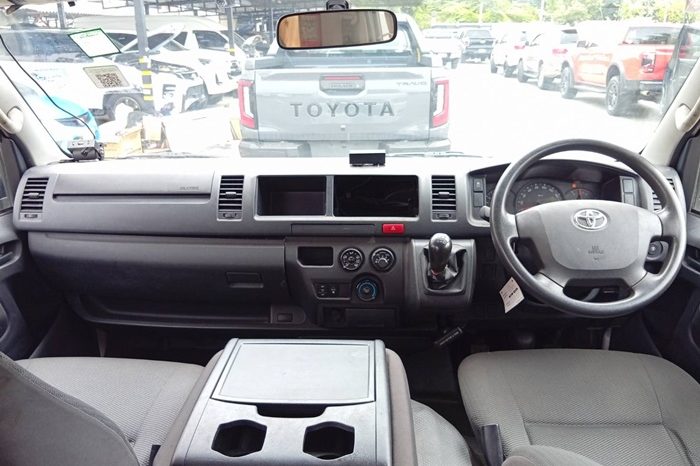 TOYOTA 2WD 2019 2.7 MT COMMUTER WHITE  3092 full