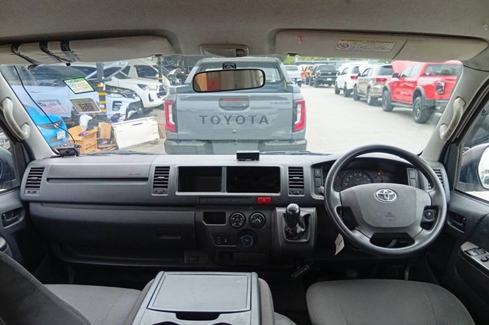 TOYOTA 2WD 2019 2.7 MT COMMUTER WHITE  3092 full