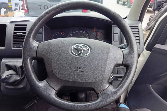 TOYOTA 2WD 2019 2.7 MT COMMUTER WHITE  3092 full
