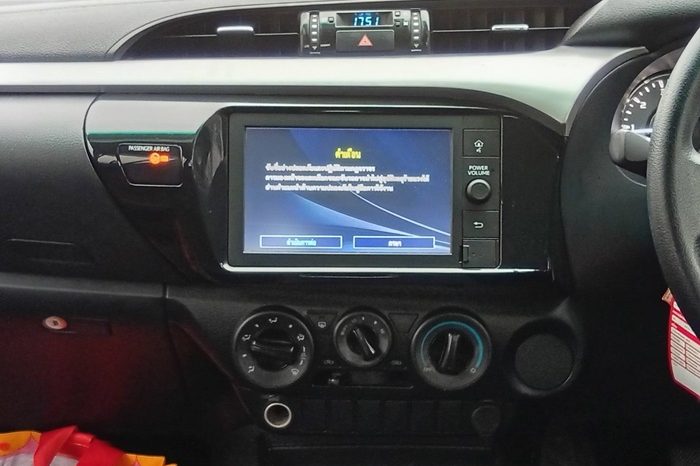 REVO PRE 2022 2.4 ENTRY AT DOUBLE CAB WHITE  5086 full
