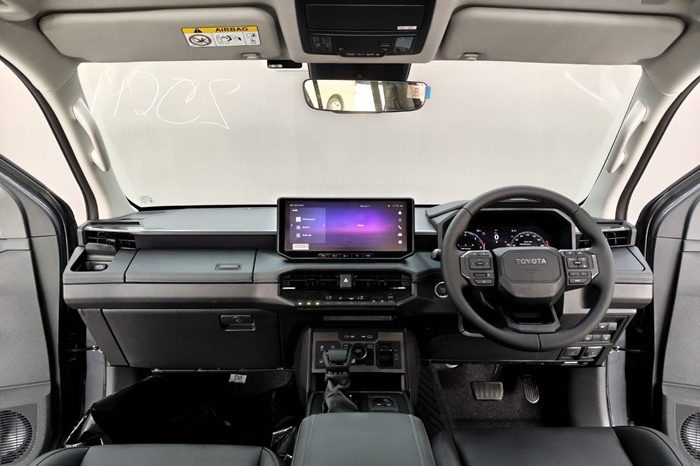 TRAVO OVERLAND PLUS 4WD 2026 2.8 AT DOUBLE CAB GREY  25611 full