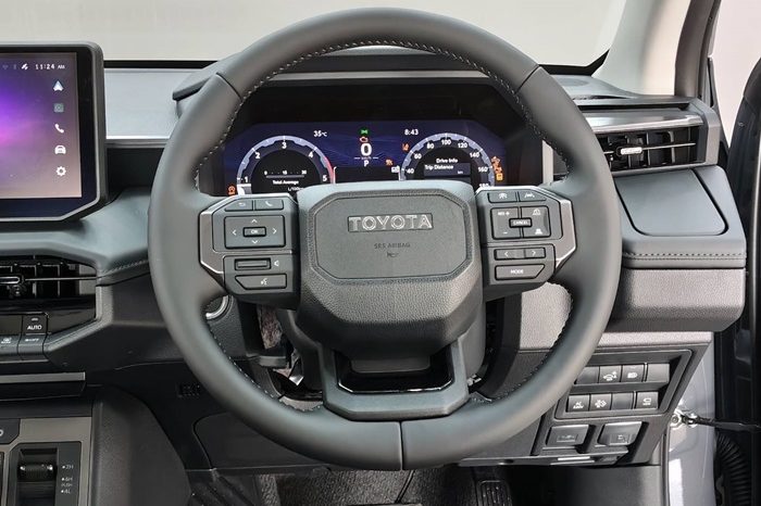 TRAVO OVERLAND PLUS 4WD 2026 2.8 AT DOUBLE CAB GREY  25611 full