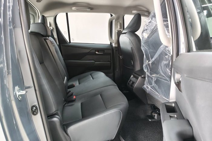 TRAVO OVERLAND PLUS 4WD 2026 2.8 AT DOUBLE CAB GREY  25611 full