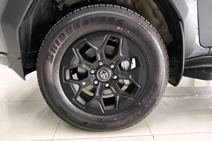 TRAVO OVERLAND PLUS 4WD 2026 2.8 AT DOUBLE CAB GREY  25611 full