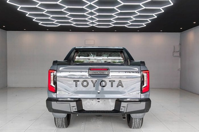 TRAVO OVERLAND PLUS 4WD 2026 2.8 AT DOUBLE CAB GREY  25611 full