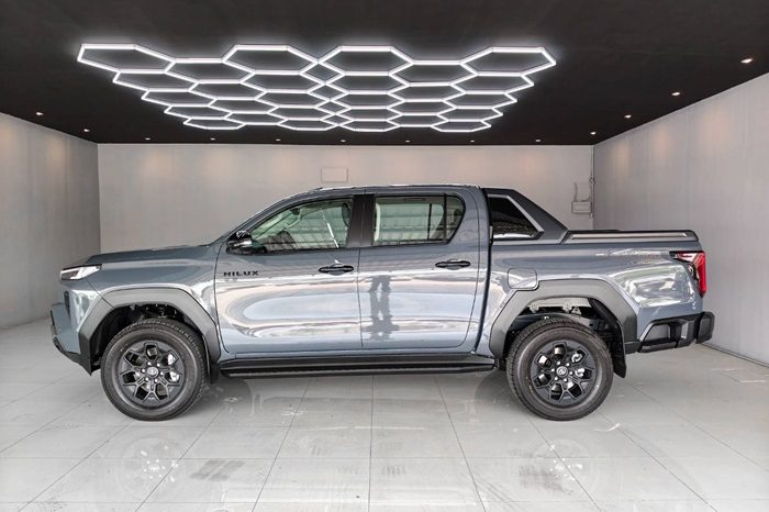 TRAVO OVERLAND PLUS 4WD 2026 2.8 AT DOUBLE CAB GREY  25611 full