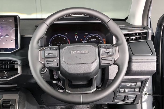 TRAVO OVERLAND PLUS 4WD 2026 2.8 AT DOUBLE CAB GREY  25451 full
