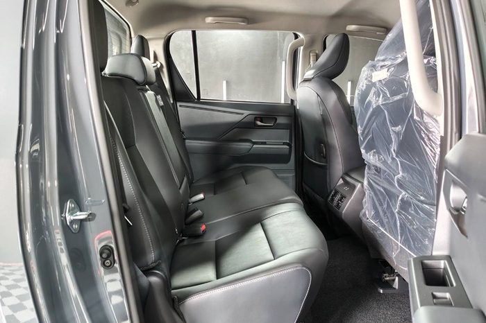 TRAVO OVERLAND PLUS 4WD 2026 2.8 AT DOUBLE CAB GREY  25451 full