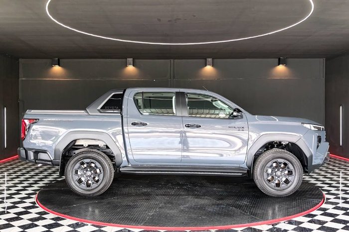 TRAVO OVERLAND PLUS 4WD 2026 2.8 AT DOUBLE CAB GREY  25451 full