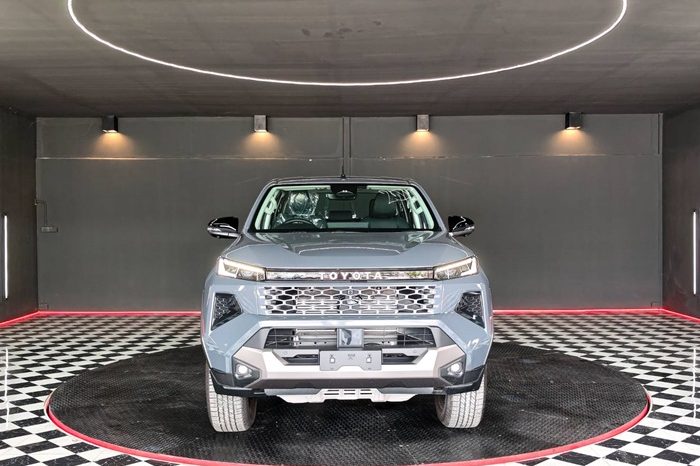 TRAVO OVERLAND PLUS 4WD 2026 2.8 AT DOUBLE CAB GREY  25451 full