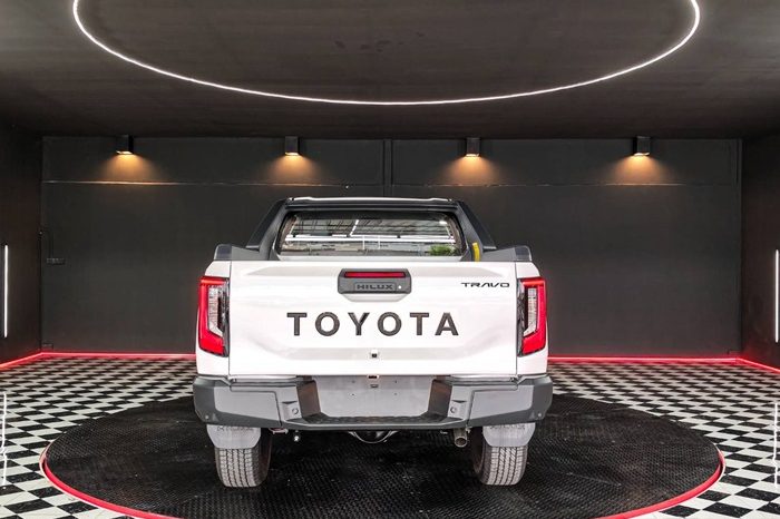 TRAVO OVERLAND PLUS 4WD 2026 2.8 AT DOUBLE CAB WHITE  24794 full