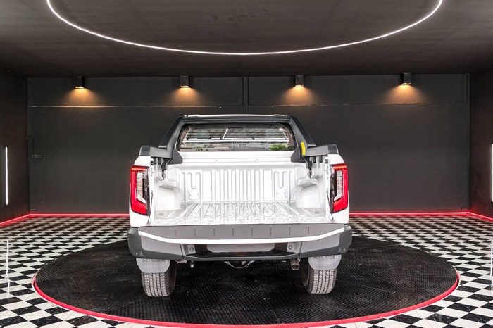 TRAVO OVERLAND PLUS 4WD 2026 2.8 AT DOUBLE CAB WHITE  24794 full