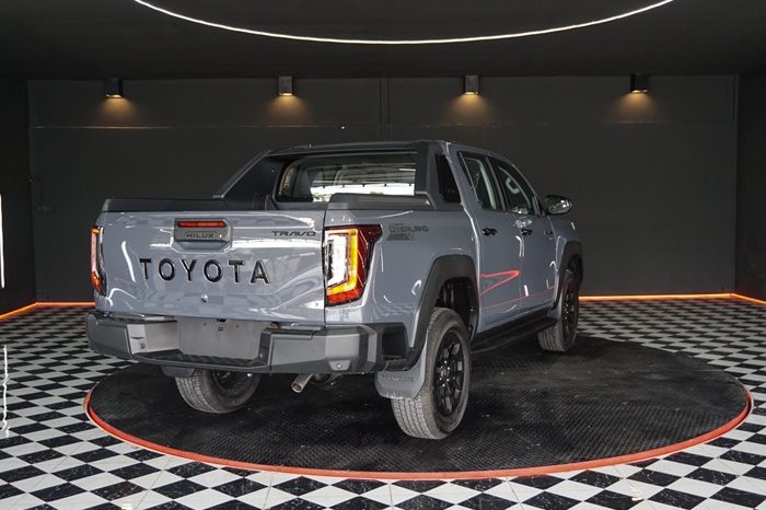 TRAVO OVERLAND PLUS 4WD 2026 2.8 AT DOUBLE CAB GREY  25370 full