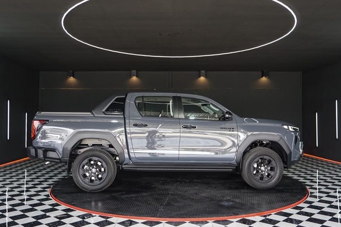 TRAVO OVERLAND PLUS 4WD 2026 2.8 AT DOUBLE CAB GREY  25370 full