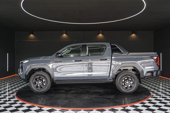 TRAVO OVERLAND PLUS 4WD 2026 2.8 AT DOUBLE CAB GREY  25370 full