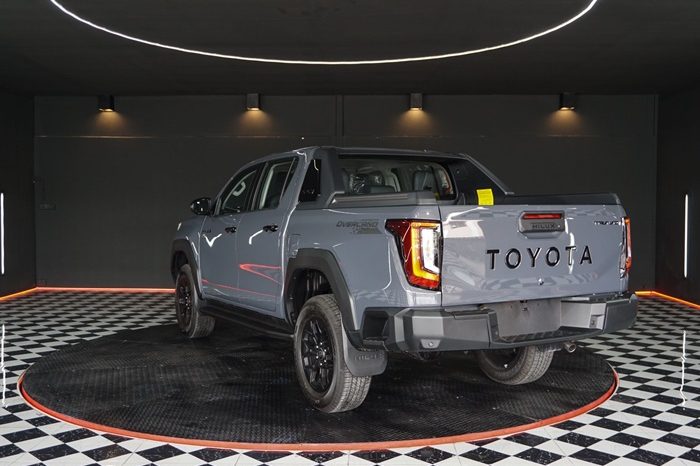 TRAVO OVERLAND PLUS 4WD 2026 2.8 AT DOUBLE CAB GREY  25370 full