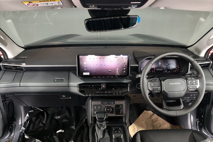 TRAVO OVERLAND PLUS 4WD 2026 2.8 AT DOUBLE CAB GREY  25370 full